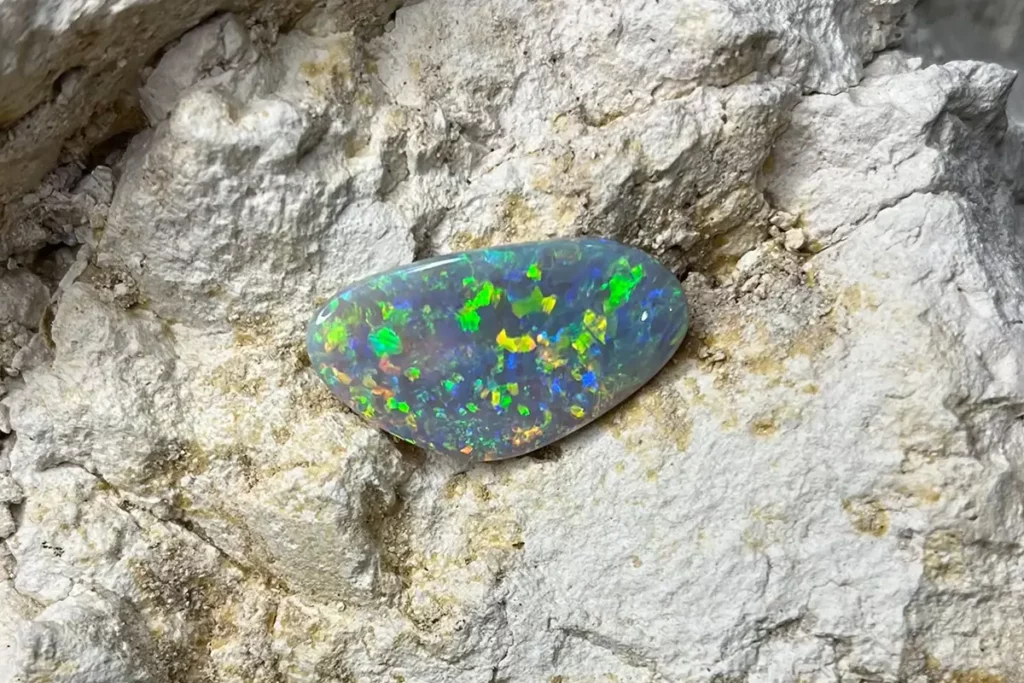 Characteristics of a crystal opal and how they differ from other opals
