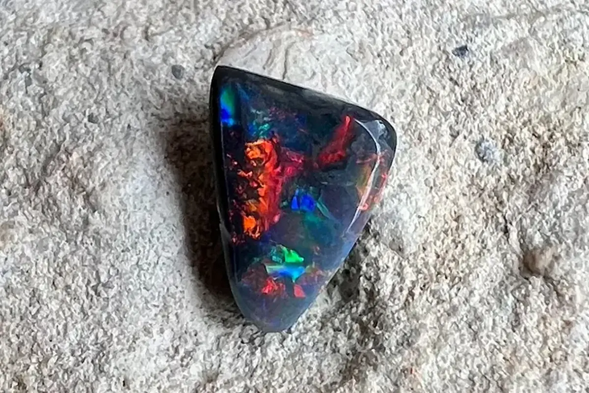 Lightning ridge crystal opal stone
